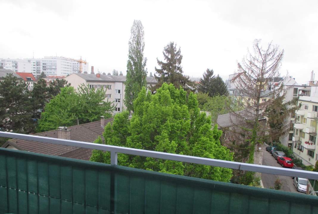 EXKLUSIVES DACHGESCHOSSAPARTMENT MIT BALKON – NÄHE U1