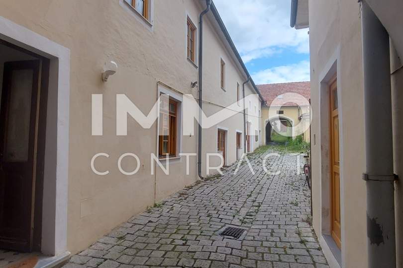 WOHN-UND GESCHÄFTSHAUS AUS DEM 16. JAHRHUNDERT IM HERZEN VON LANGENLOIS 100 m Kellerröhre, Nebengebäude, Innenhof, Geschäftslokale, usw., Haus-kauf, 3550 Krems(Land)