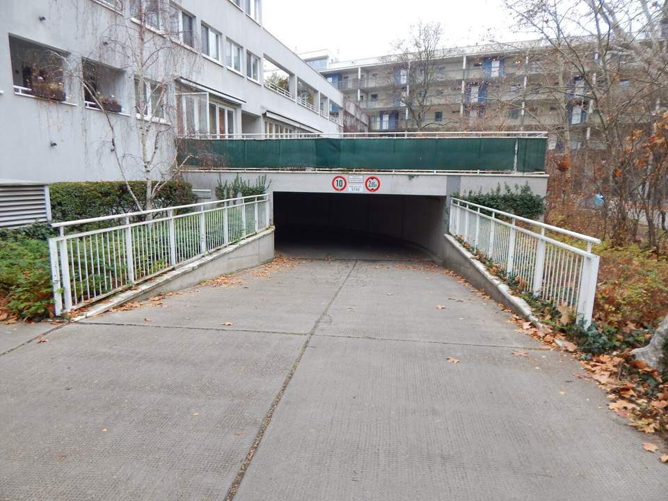 Gepflegte Tiefgaragenstellplätze - zwei Stellplätze nebeneinander oder einzeln möglich