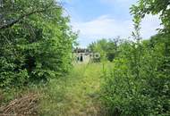 Platz für Wohnträume – großes, erschlossenes Grundstück mit Altbestand - für Familie oder Projektbau