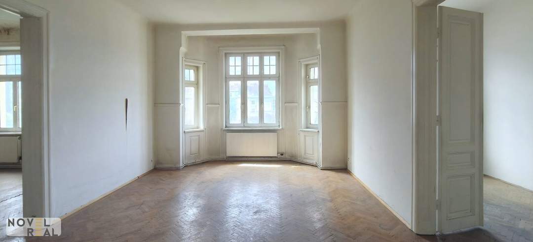 Sanierungsbedürftige, großzügige 4-Zimmer-Wohnung mit Loggia