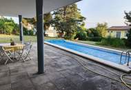 DB Immobilien | Einzigartiger Bungalow mit großzügigem (Bau-) Grundstück und Pool zu verkaufen!