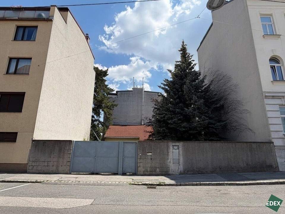 Grundstück mit genehmigter Baubewilligung für Wohnbauprojekt in aufstrebender Lage