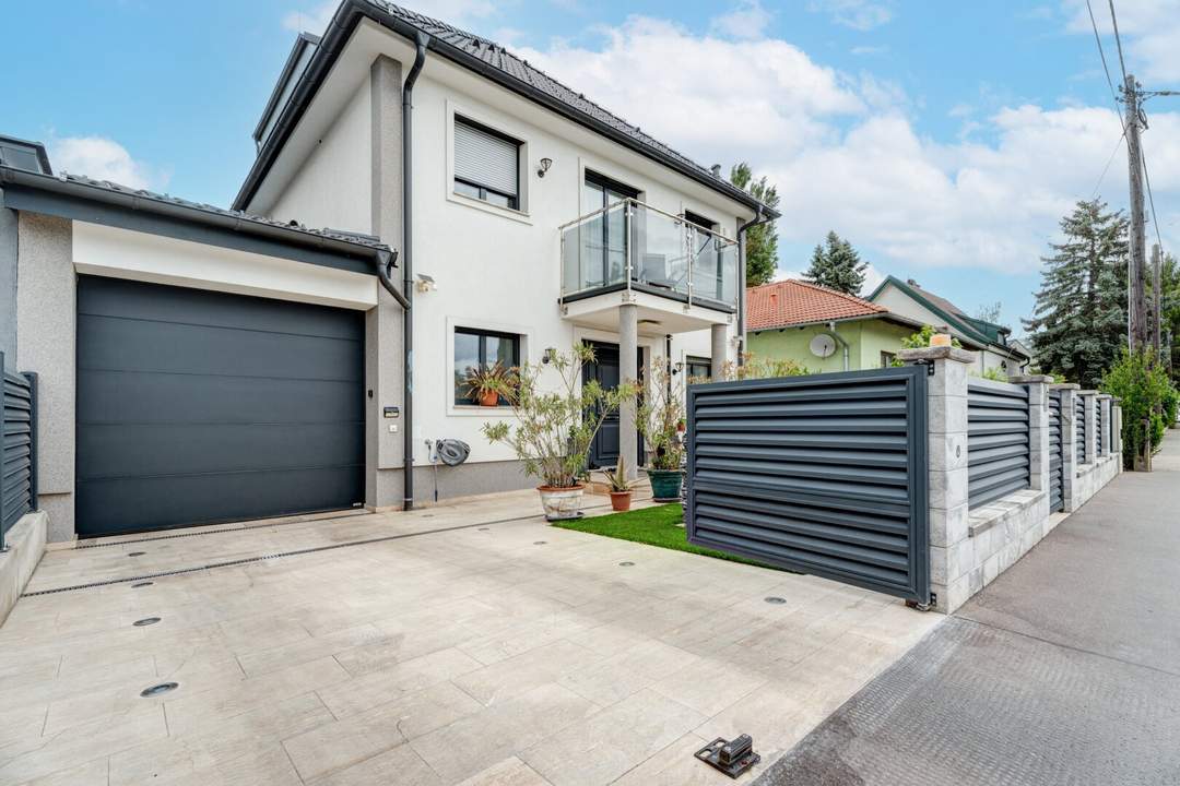 Modernes Mehrfamilienhaus mit Terrassen, Garage, Pool, Outdoorküche, Spielplatz uvm.