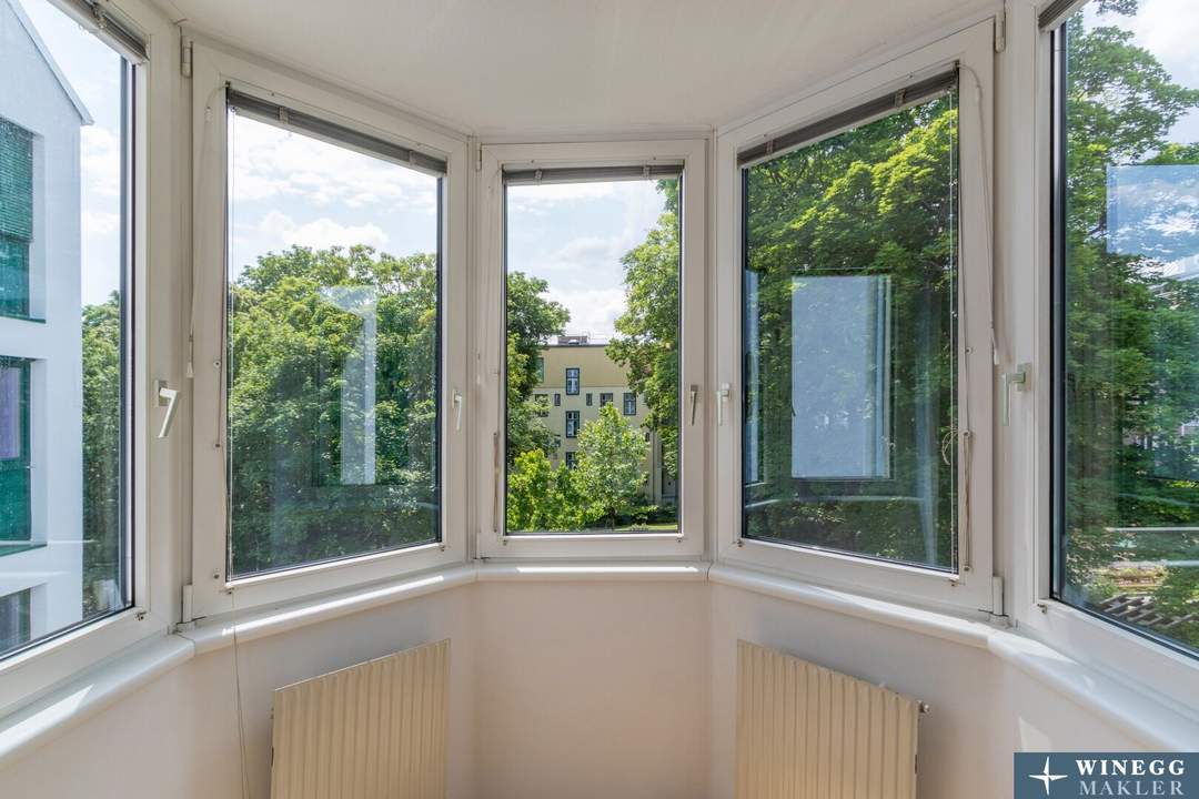 TRAUMHAFTER GARTENBLICK! Kompakte Ein-Zimmer-Wohnung mit Erker im 3. Liftstock