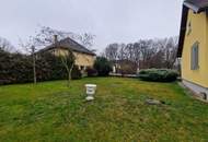 LIEBEVOLLER, SEHR GEPFLEGTER BUNGALOW SAMT NEBENGEBÄUDE MIT PARKÄHNLICHEM GARTEN IN TRAUMHAFTER WOHNLAGE MIT HERRLICHEM GRÜNBLICK DIREKT AN FELDER DER REGION ANGRENZEND