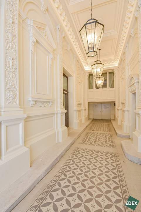 Erstbezug nach Sanierung – Repräsentatives Altbau-Büro nahe Rathaus mit Terrasse