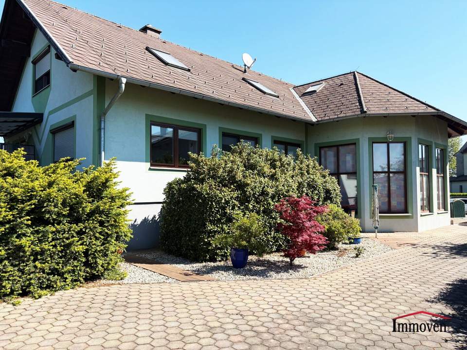 Ortsrand und Ruhelage - Hochwertige Landvilla mit großem Pool! Einfach Koffer packen und einziehen!