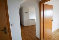 Neu sanierte 3-Zimmer Wohnung mit Küche und Balkon!