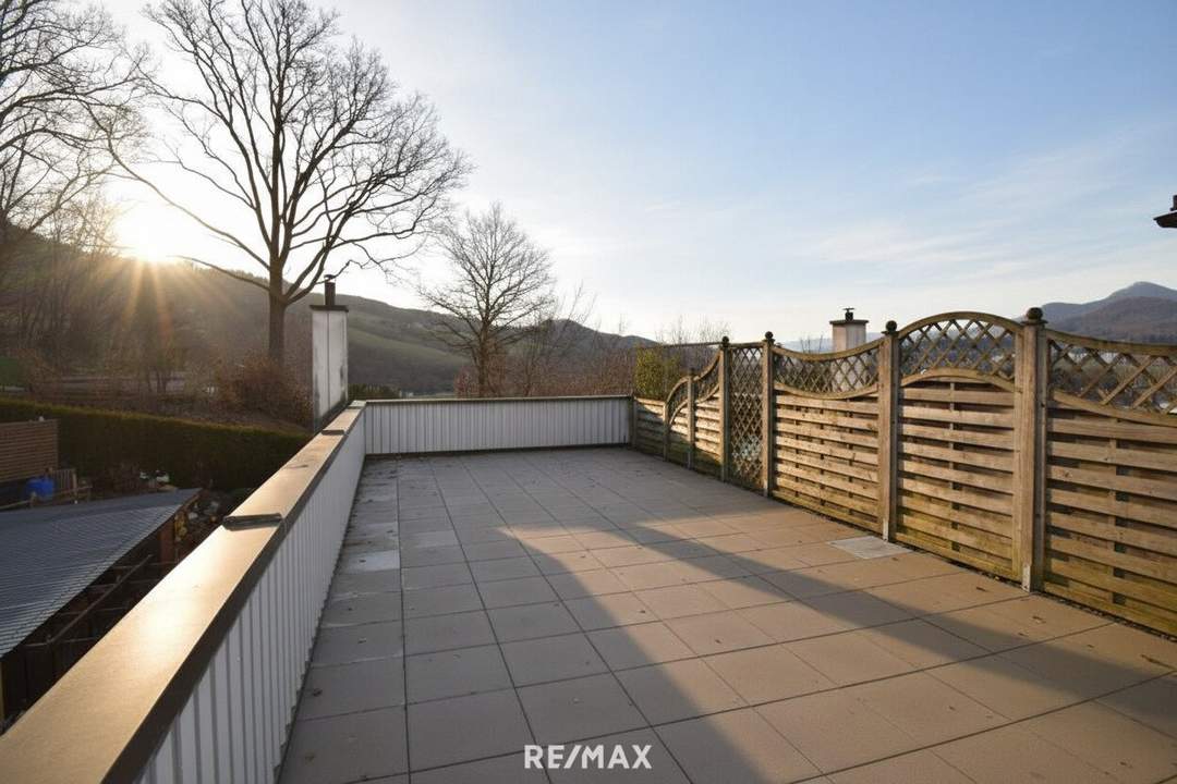 In Traisen: Wohnung 88m²- renoviert- mit großer Terrasse tollem Ausblick für nur 119.000 € zzgl. 7.000 € für Parkplatz!