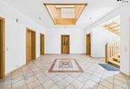 Exklusives Einfamilienhaus mit 8 Zimmern, sonniger Terrasse und weitläufigem Grundstück