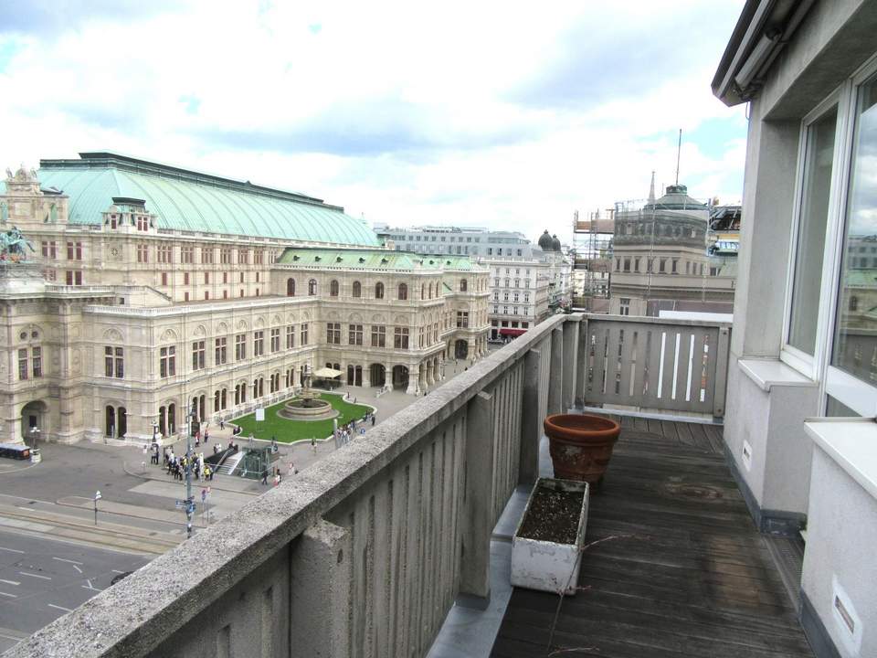 NÄHE OPER – 4 ZIMMER DACHGESCHOSSAPARTMENT MIT RUNDUM-DACHTERRASSE
