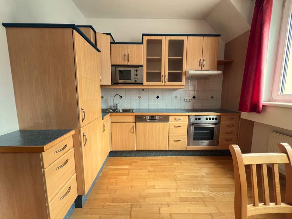 Teilmöblierte Dachgeschosswohnung mit Küche, 2 Zimmer Nähe Klinik Ottakring