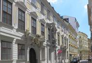 GROßZÜGIGE 3 -ZIMMER-MANSARDENWOHNUNG IM STADTPALAIS