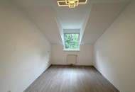 Unbefristete 3-Zimmer-DG-Wohnung mit Balkon und Grünblick // 3-Room Attic Apartment for Rent on an Unlimited Lease, with Balcony and Green Views //