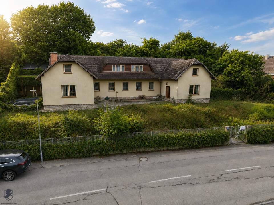 Großzügiges Zweifamilienhaus mit Innenhof, Gewölbekeller und traumhaftem Ausblick