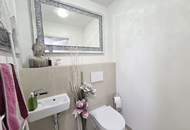 Neuwertige Eigentumswohnung mit Eigengarten sowie eine private Dachterrasse und zwei Garagenparkplätze.