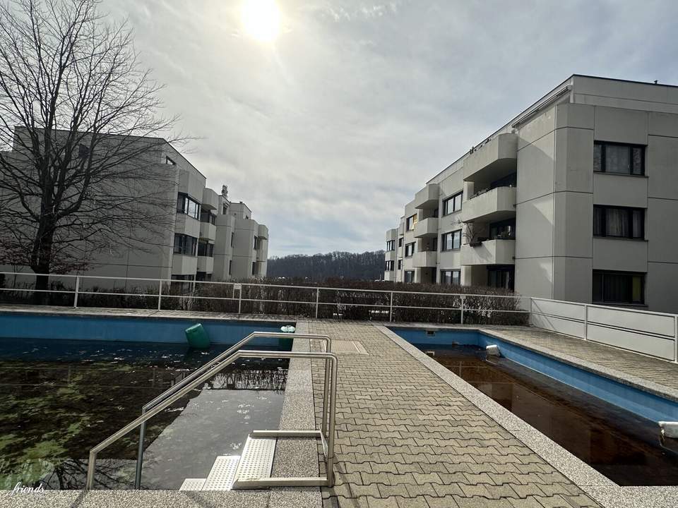 Großzügige Wohnung mit Loggia, Swimmingpool und Garagen in top Lage