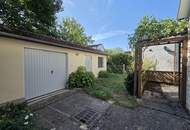 Sehr gepflegtes Wohnhaus samt großem Garten sowie ein Nebengebäude mit integrierter Garage am Waldrand.