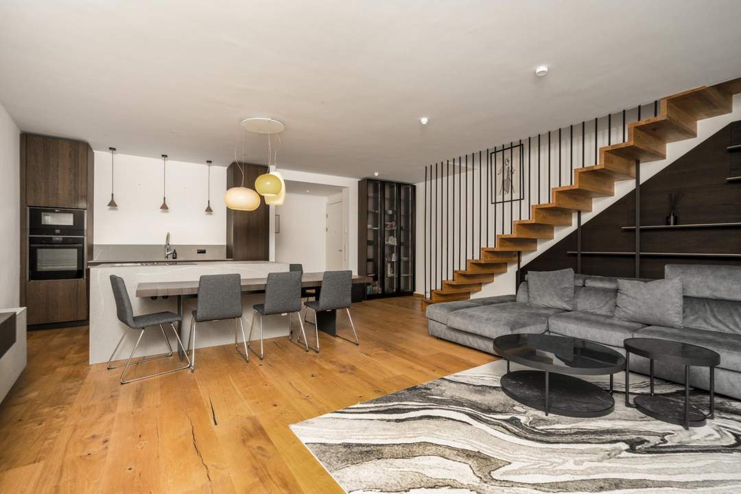 Ruhe, Grün & Luxus: 4-Zimmer-Maisonette mit 172 m² Garten und Pool