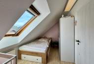 Charmante Dachgeschosswohnung mit Eigengarten & Doppelcarport