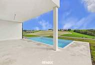Moderne Doppelhaushälfte in Herzogsdorf mit Pool, Kamin & Carport – Erstbezug!