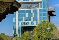 Großzügige Altbauwohnung mit kleinem Balkon in repräsentativen Stilaltbau