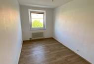 Geld sparen und den Sommer auf Balkonien genießen! Umfassende Sanierungsarbeiten versprechen einen traumhaften Rückzugsort zum Wohlfühlen: geräumiges Wohnzimmer mit Zugang zum sonnigen Balkon, modernes Badezimmer und praktischer Abstellraum!