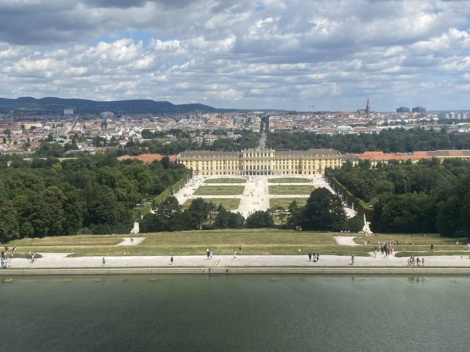 ALLES NEU- herrliche 3 Zimmerwohnung mit neuer Küche wartet auf Sie- auch noch PROVISIONSFREI !