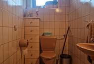 WOHN- UND GESCHÄFTSHAUS ALS GROSSZÜGIGES LANDHAUS MIT GESCHLOSSENEM INNENHOF, WERKSTATT, BÄCKEREI, KAFFEEHAUS UND NEBENGEBÄUDEN