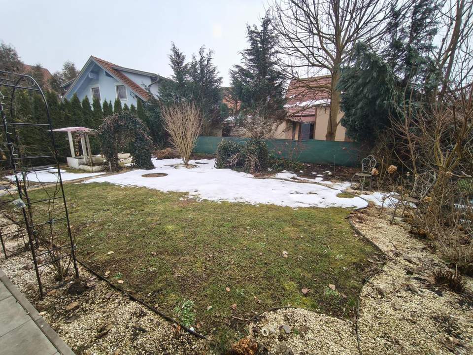 Stadtrandoase mit Grünblick: 3-Zimmer-Erdgeschosswohnung mit großzügigem Garten