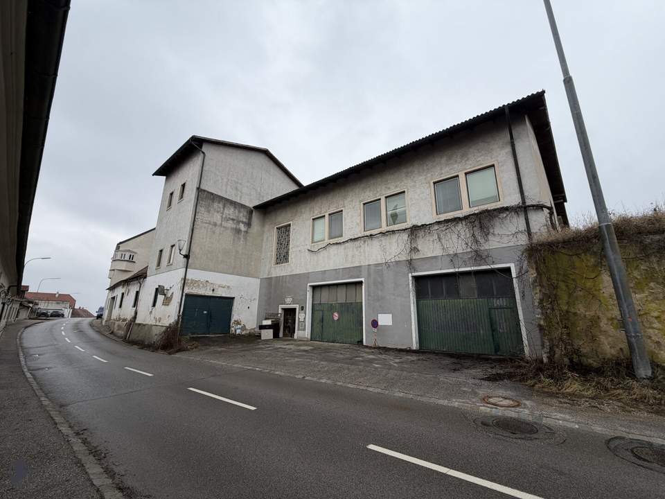 Projektliegenschaft mit Hallen im Erdgeschoss und Büroflächen im Obergeschoss
