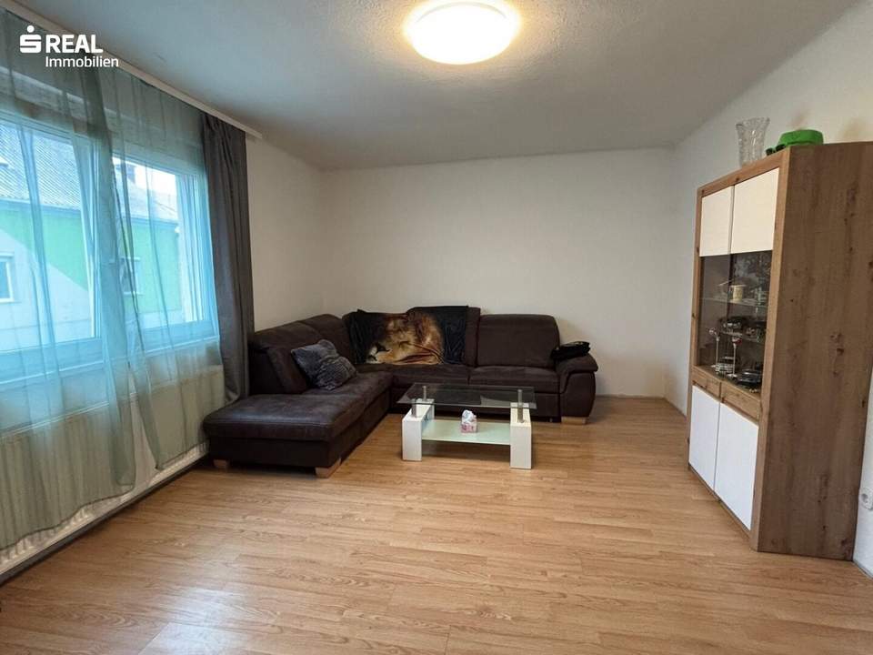 Einfamilienhaus mit Potenzial, Garagenplätzen und großen Nebengebäuden