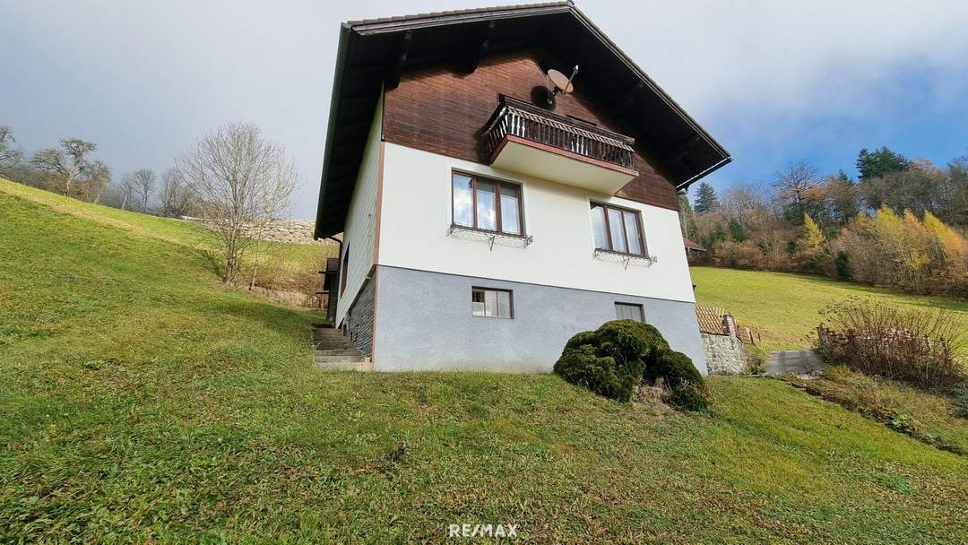Wohnen im Grünen – Gemütliches Haus mit Balkonblick in die Bergwelt