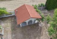 Außergewöhnliches Einfamilienhaus mit zwei Wohneinheiten, großem Garten und Gästehaus in Leobendorf