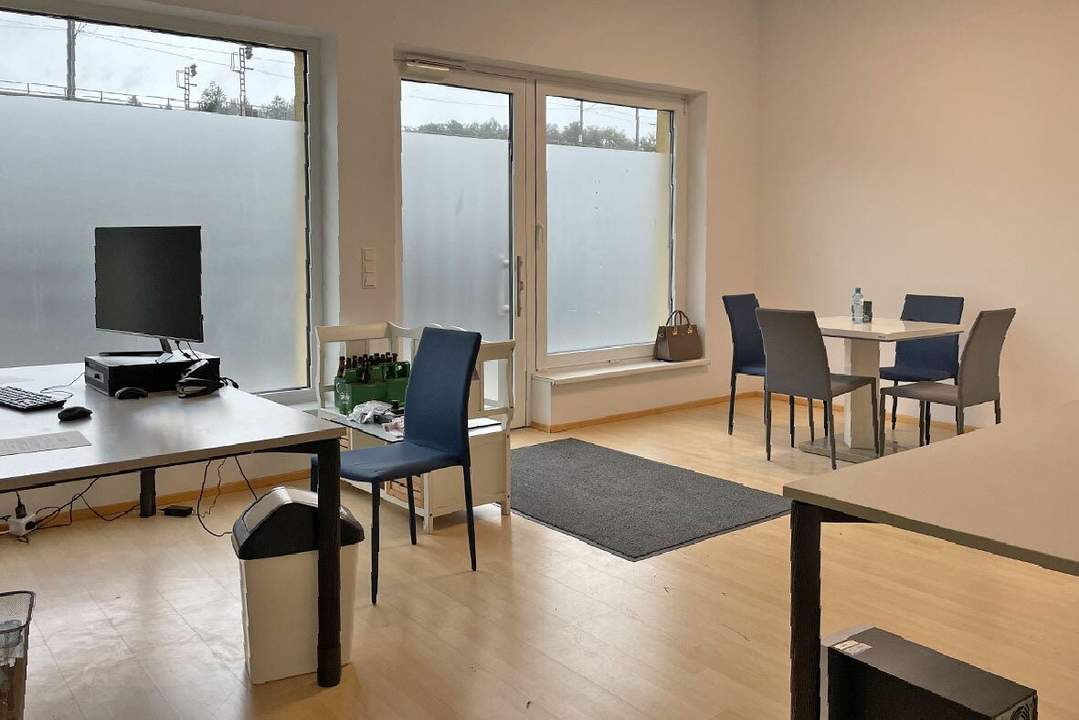 Büro- /Geschäftslokal unweit Pressbaumer Zentrum inkl. 2 PKW-Stellplätzen