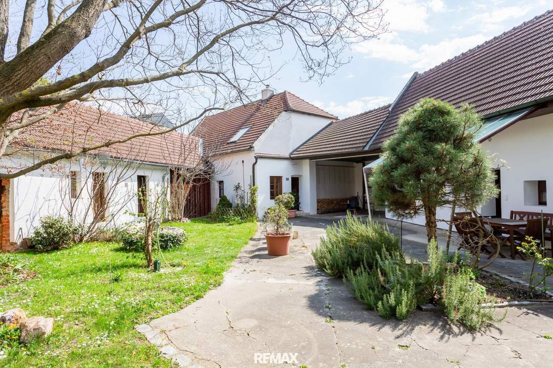ökologisch kernsanierter Winzerhof mit eigenem Bürotrakt, Weinkeller und bezauberndem Innenhof