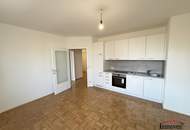 UNBEFRISTET und teilsaniert - Moderne 2-Zimmerwohnung mit Blick auf den Schlossberg!