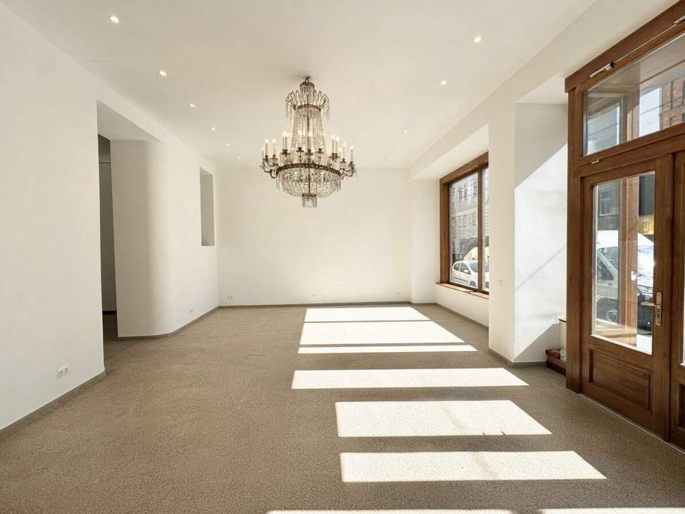 ELEGANTES GESCHÄFTSLOKAL MIT WUNDERSCHÖNEM PORTAL IN REPRÄSENTATIVEM ALTBAU
