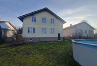 LIEBEVOLLES EIN- BZW. MEHRFAMILIENHAUS IN TRAUMHAFTER WOHNLAGE MIT HERRLICHEM FERNBLICK DIREKT AN FELDER DER REGION ANGRENZEND