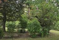 Bad Vöslau, parkähnlicher Grund mit kleinem Wohnhaus
