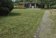 Bad Vöslau, parkähnlicher Grund mit kleinem Wohnhaus