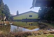 TRAUMHAFTER BUNGALOW FÜR ZWEI PERSONEN SAMT NEBENGEBÄUDE FÜR HOBBYRAUM, PARKÄHNLICHEM GARTEN MIT SCHWIMMTEICH ALS NATURPOOL DIREKT AN FELDER DER REGION ANGRENZEND