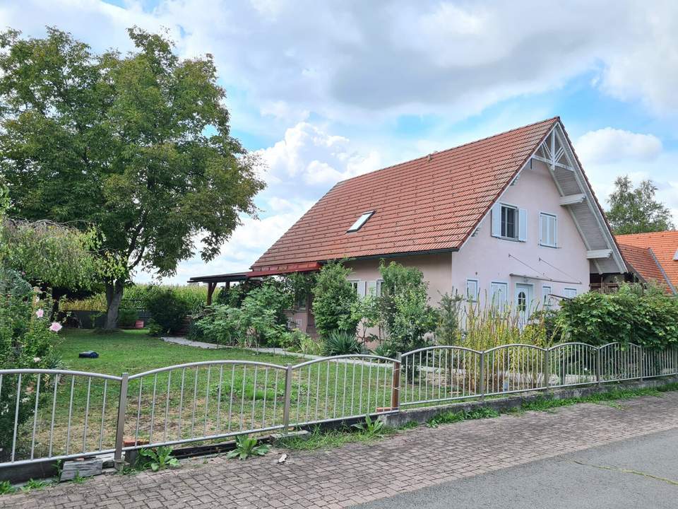 Einfamilienhaus mit Vollkeller samt angebauter Garage und überdachter Terrasse in ruhiger und sonniger Sackgassenlage !
