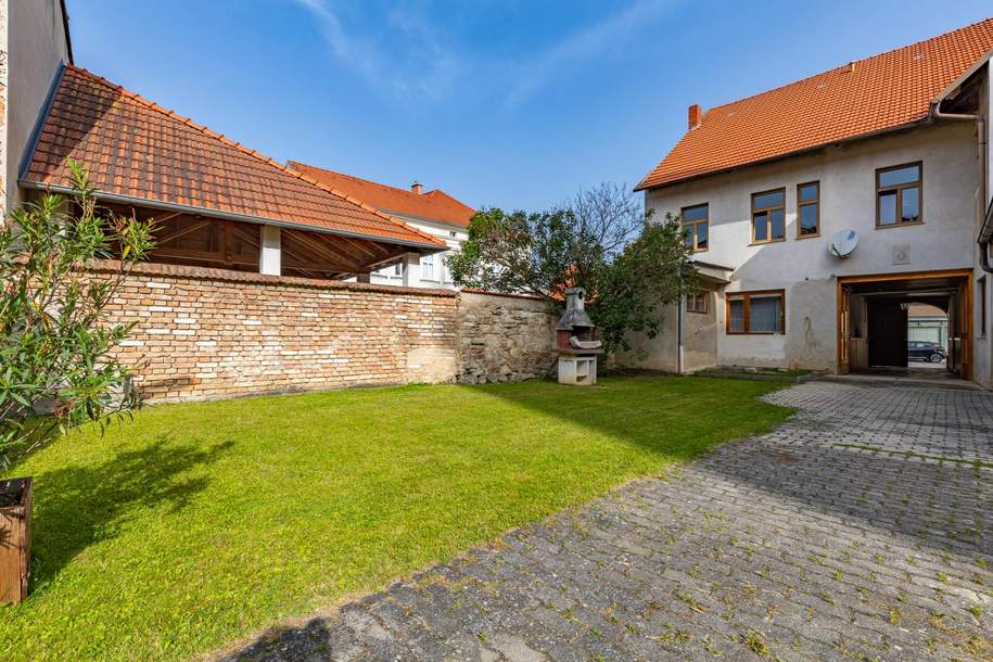 TOP ANGEBOT: VIERKANTHOF IN ZENTRALER LAGE: HISTORISCHE SUBSTANZ MIT POTENZIAL!, Haus-kauf, 279.000,€, 3720 Hollabrunn