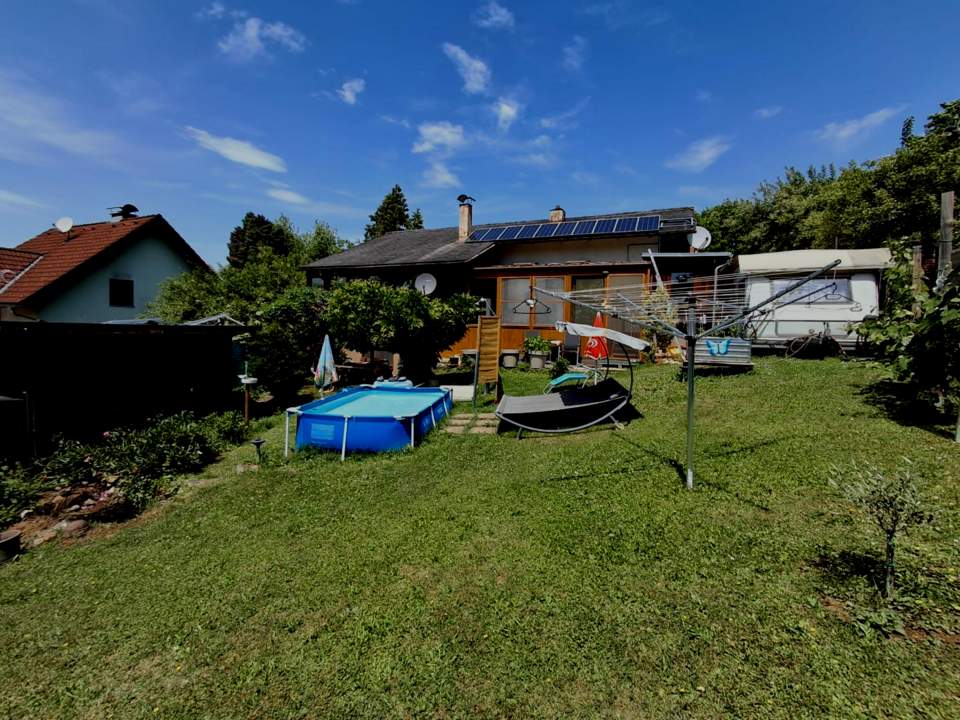 Haus mit großem Garten und Carport in ruhiger Lage