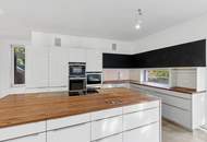 Exklusive Villa mit Möglichkeit für Praxis oder Office in absoluter Ruhelage am Waldrand mit Pool! Nähe Wien