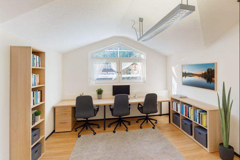 Klein aber fein - Praktisches Büro mit Stauraum und Balkon!