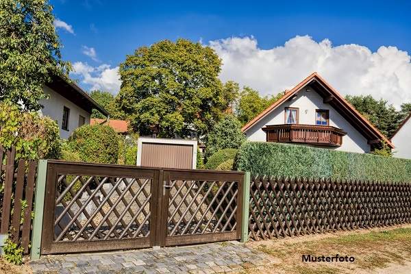 Freistehendes achteckiges Einfamilienhaus mit Carport