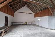 GROSSZÜGIGES LANDHAUS MIT GESCHLOSSENEM INNENHOF, WERKSTATT UND NEBENGEBÄUDEN IN PARADIESISCHER GRÜNRUHELAGE MIT MÖGLICHKEIT AUF STADEL UND KLEINE LANDWIRTSCHAFTLICHE FLÄCHE